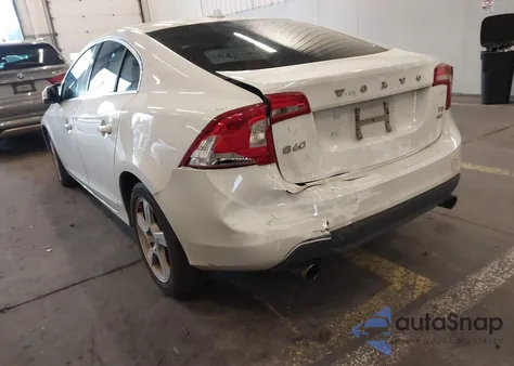 2013 Volvo S60 T5/T5 Platinum/T5 Premier/T5 Premier Plus z USA, uszkodzony, nr VIN YV1612FH2D2233351